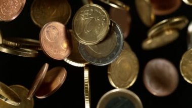 Bitcoin ile birlikte gökten para yağıyor. 4k, 1000 fps içinde..