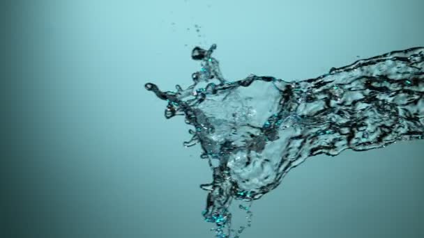 Vatten stänk på blå bakgrund, super slow motion. Inspelning på höghastighetsbio kamera. — Stockvideo