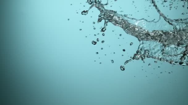 파란 배경에 물이 튀기고, 굉장히 느린 동작이죠. 고속 영화 카메라로 촬영 됨. — 비디오