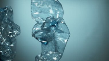 Plastik Şişe Koyu mavi arka planda düşüyor