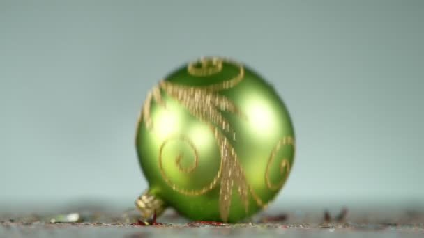 Bola de Navidad cayendo al suelo destrozada en pedazos pequeños. — Vídeo de stock