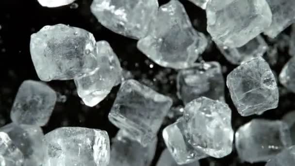 Super Lassú Mozgása robbanó zúzott jég felé kamera — Stock videók
