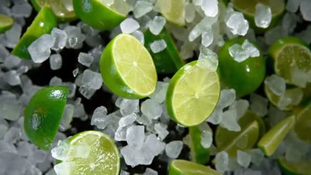 Super-Zeitlupe explodierendes Crushed Ice mit Limes in Richtung Kamera — Stockvideo