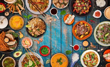 Kırsal ahşap arka planda çeşitli malzemeler içeren Asya yemekleri, üst görünüm.