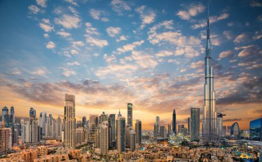 Dubai fütüristik siluetinde şaşırtıcı panoramik manzara, Birleşik Arap Emirlikleri