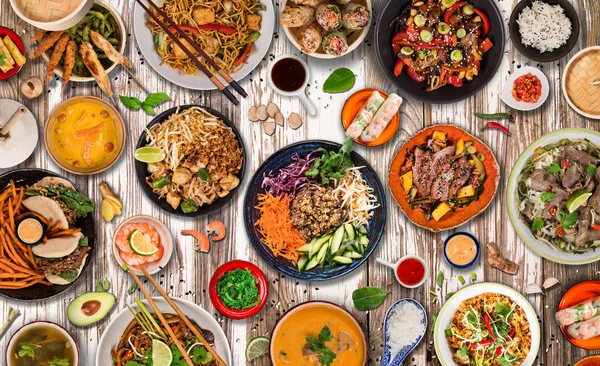 Asiatische Lebensmittel Hintergrund mit verschiedenen Zutaten auf rustikalem Holzhintergrund, Draufsicht. — Stockfoto