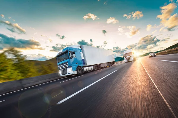 Vrachtwagen met container op de weg, vrachtvervoer concept. — Stockfoto