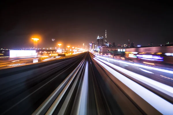 小车在夜市的铁轨上行驶. — 图库照片