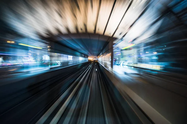 Tran bir gece şehrinde raylarda koşuyor.. — Stok fotoğraf