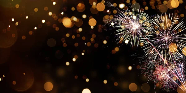 Fogos de artifício coloridos com fundo bokeh. Celebração de Ano Novo . — Fotografia de Stock