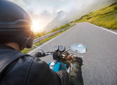 Alp otoyolunda motosiklet sürücüsü, gidon manzarası, Dolomitler, Avrupa.
