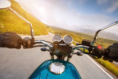Alp otoyolunda motosiklet sürücüsü, gidon manzarası, Dolomitler, Avrupa.