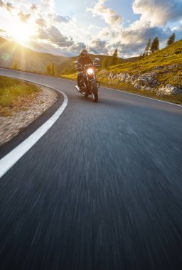 Dolomite pass motosiklet sürücüsü sürme, İtalya, Avrupa.