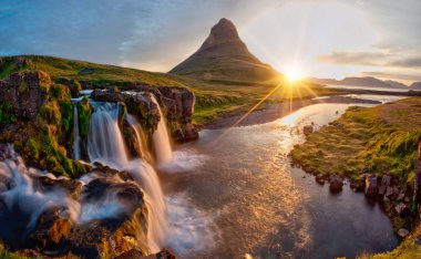 Kirkjufellsfoss Şelalesi ve Kirkjufell Dağı, İzlanda 'da gün doğumuyla güzel bir manzara..
