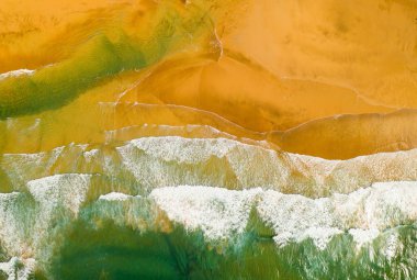 Okyanus dalgalarıyla güzel sahil manzarası