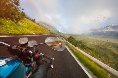 Alp otoyolunda motosiklet sürücüsü, gidon manzarası, Dolomitler, Avrupa.