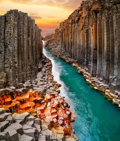 Vista deslumbrante do cânion de basalto Studlagil, Islândia . — Fotografia de Stock