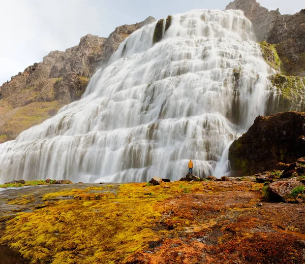 Wunderschöne Kaskaden von famlus dynjandi Wasserfall, Westfjorde, Island — Stockfoto