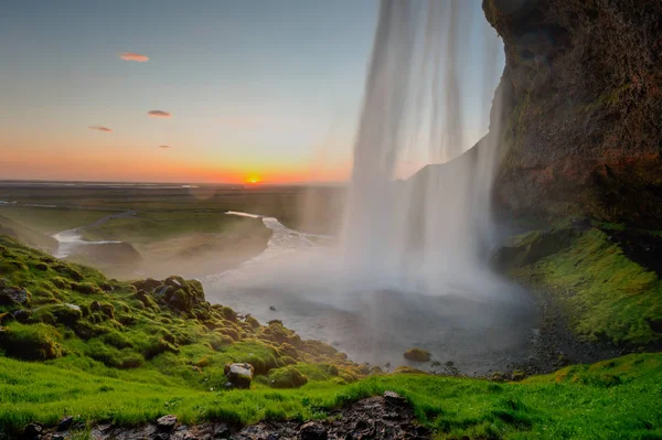 Hermosa cascada Seljalandsfoss en Islandia durante la puesta del sol . — Foto de Stock