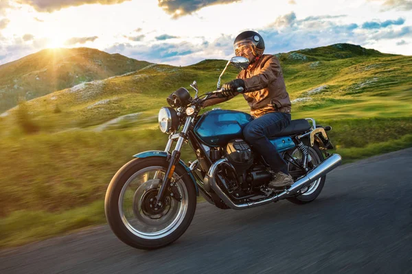 Motorradfahrer auf dem Dolomitenpass, Italien, Europa. — Stockfoto