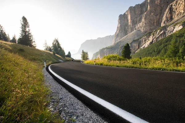 Estrada de asfalto em Dolomitas em um dia de verão . — Fotografia de Stock