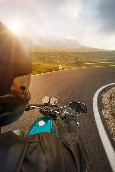 Motociclista in autostrada alpina, vista manubrio, Dolomiti, Europa. — Foto Stock