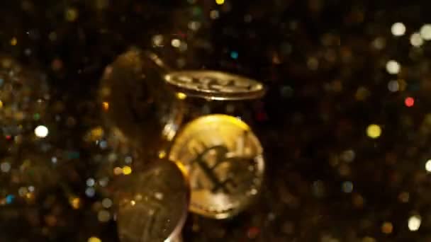 통화량 비트코인, 금빛 반짝 이는 반짝이는 제품으로 비행하는 동전. 4k, 1000 fps. — 비디오
