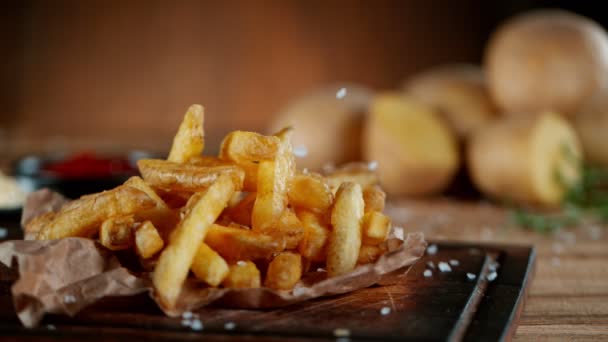 Super Slow Motion Shot του Falling Fresh French Fries σε ξύλινο τραπέζι — Αρχείο Βίντεο