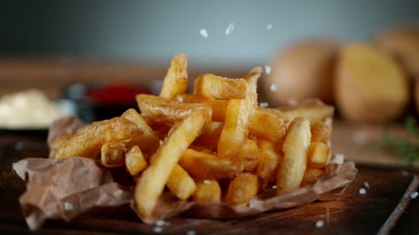 Super Slow Motion Shot του Falling Fresh French Fries σε ξύλινο τραπέζι — Αρχείο Βίντεο