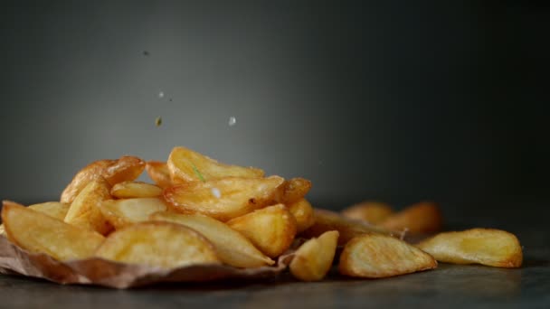 Super Slow Motion Detalle Shot de añadir sal a las papas frescas americanas — Vídeo de stock