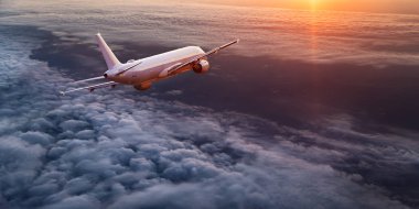 Dramatik bulutların üzerinde uçan ticari uçak..