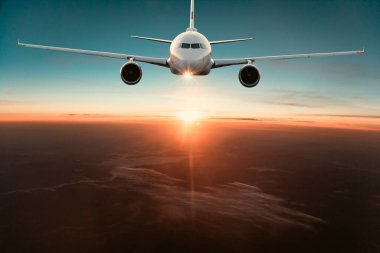 Dramatik bulutların üzerinde uçan ticari uçak..