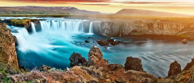 İzlanda 'da gün batımında inanılmaz Godafoss şelalesi
