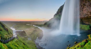 Gün batımı sırasında İzlanda Güzel Seljalandsfoss şelale.