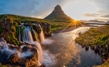 Kirkjufellsfoss Şelalesi ve Kirkjufell Dağı, İzlanda 'da gün doğumuyla güzel bir manzara..
