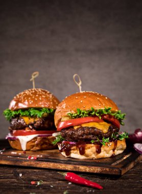 Tahta masada lezzetli hamburgerler..