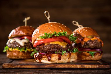 Tahta masada lezzetli hamburgerler..