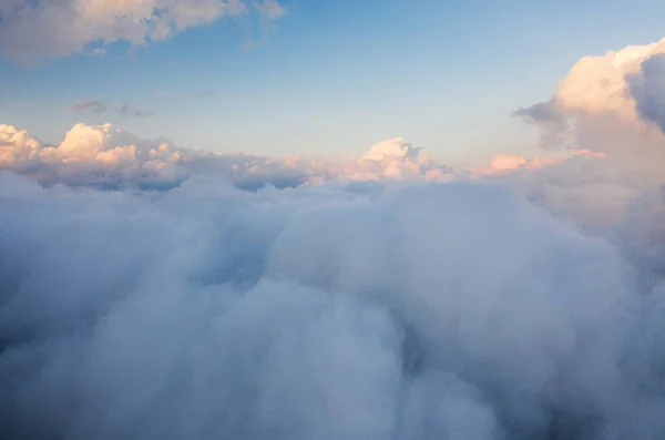 Закат неба из окна самолета — стоковое фото
