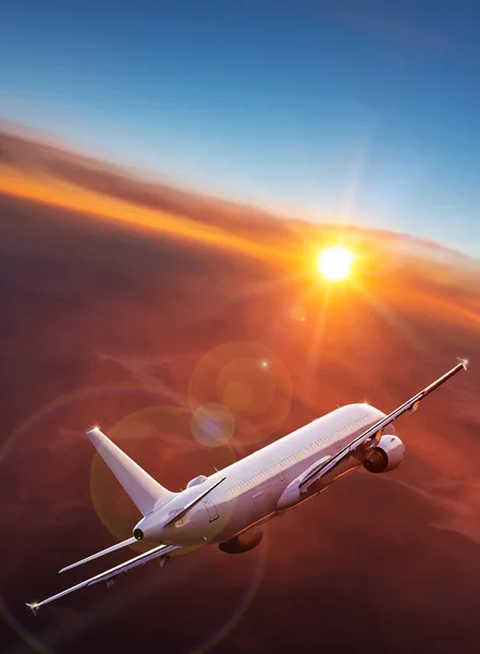 Aereo commerciale jet liner che vola sopra le nuvole drammatiche. — Foto Stock