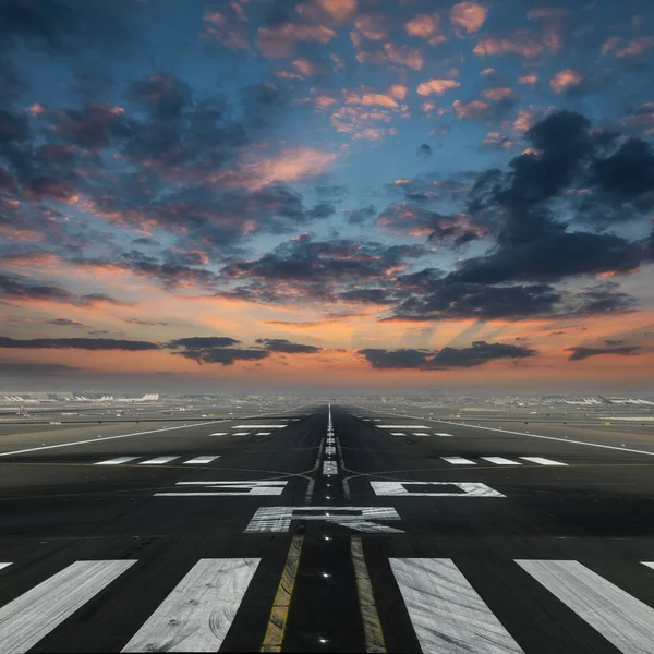 Landingsbaan luchthaven met bewolkte lucht — Stockfoto