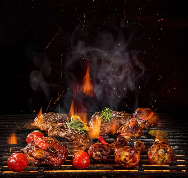 Patas de pollo, alas y filetes en la parrilla . — Foto de Stock