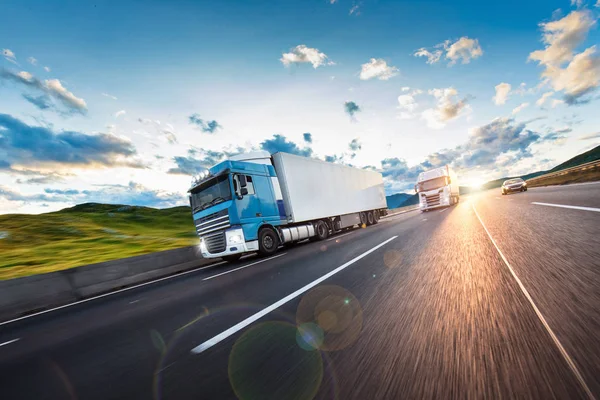 Camión con contenedor en carretera, concepto de transporte de carga. —  Fotos de Stock