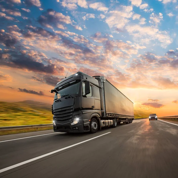 LKW mit Container auf der Straße, Frachttransportkonzept. — Stockfoto