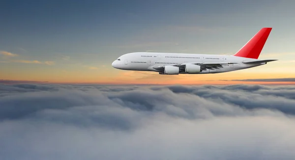 Величезний двоповерховий пасажирський комерційний літак, що летить над драматичними хмарами . — стокове фото