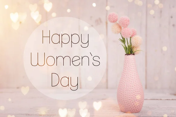 Composición de flores para el Día de la Mujer. Flores rosadas sobre fondo de madera blanco viejo . — Foto de Stock