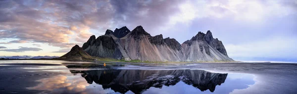 Stokksnes en la costa sudeste de Islandia con Vestrahorn. Islandia . — Foto de Stock