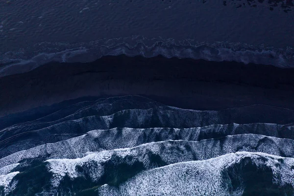 Widok z góry na gigantyczne fale oceanu — Zdjęcie stockowe