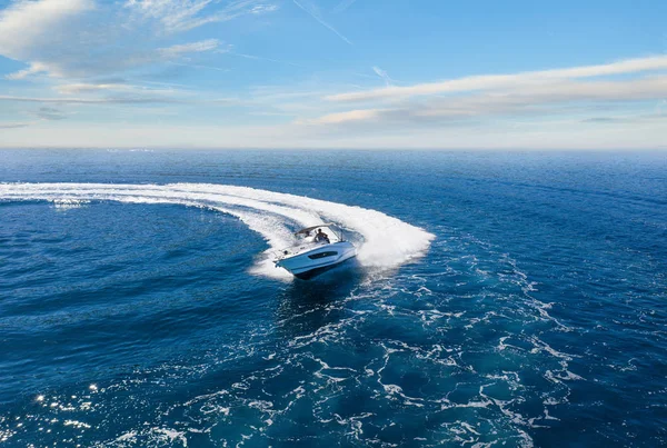 Velocidade barco no mar Mediterrâneo — Fotografia de Stock