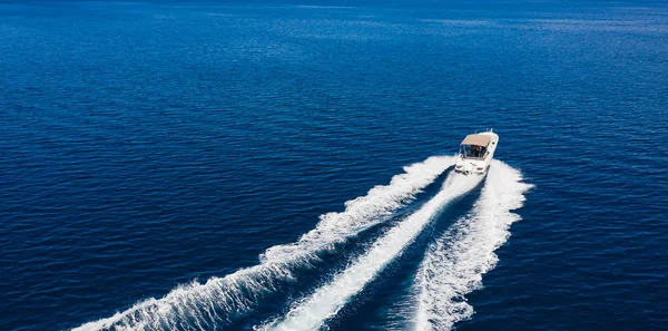 Velocidade barco no mar Mediterrâneo — Fotografia de Stock