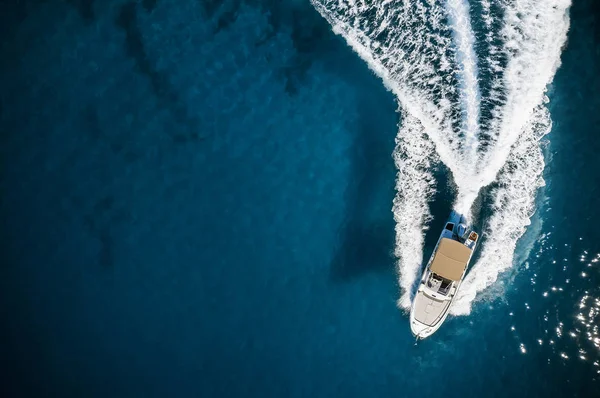 Velocidade barco no mar Mediterrâneo — Fotografia de Stock